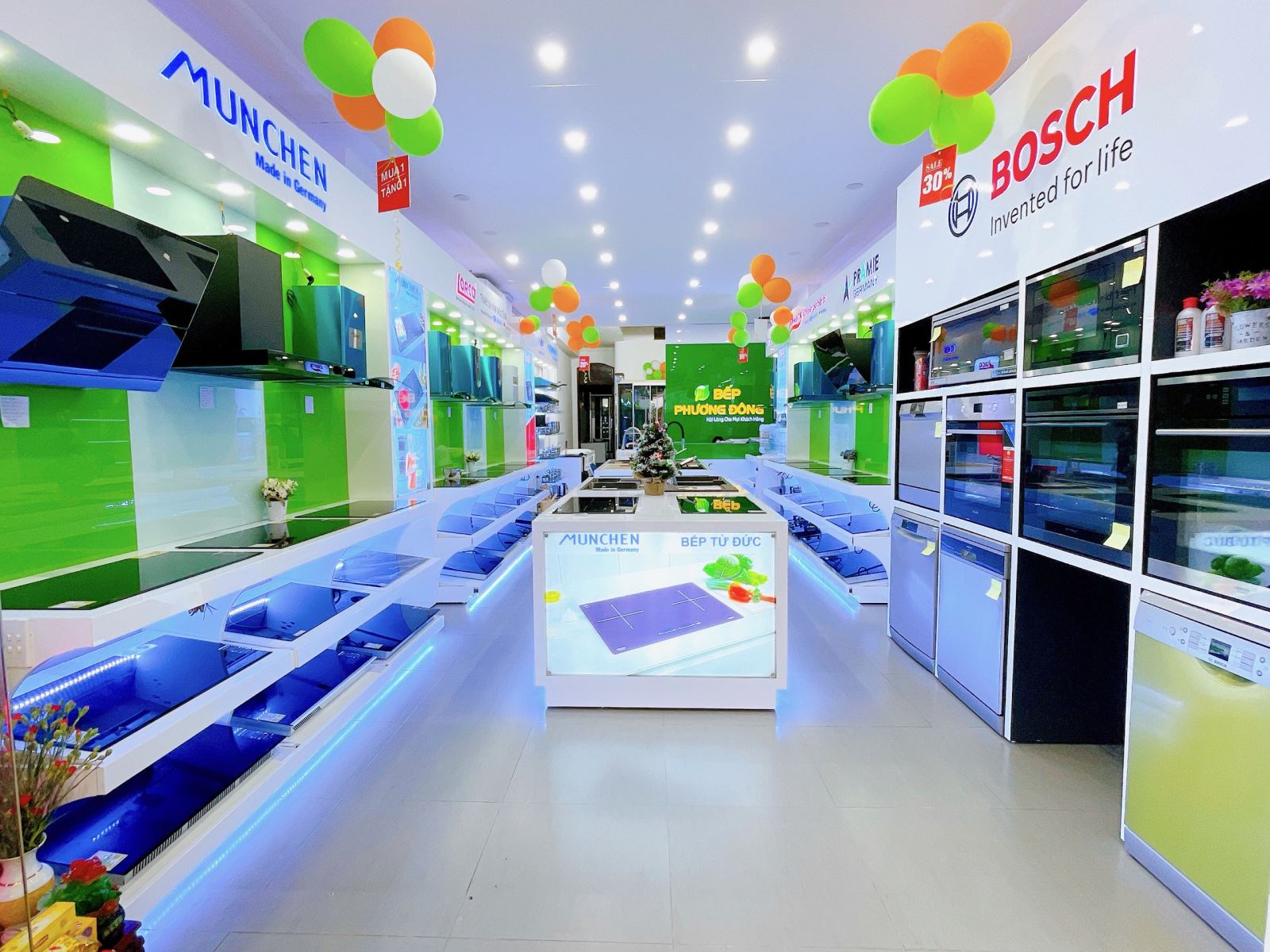Hình ảnh trưng bày bếp hút của showroom Phương Đông