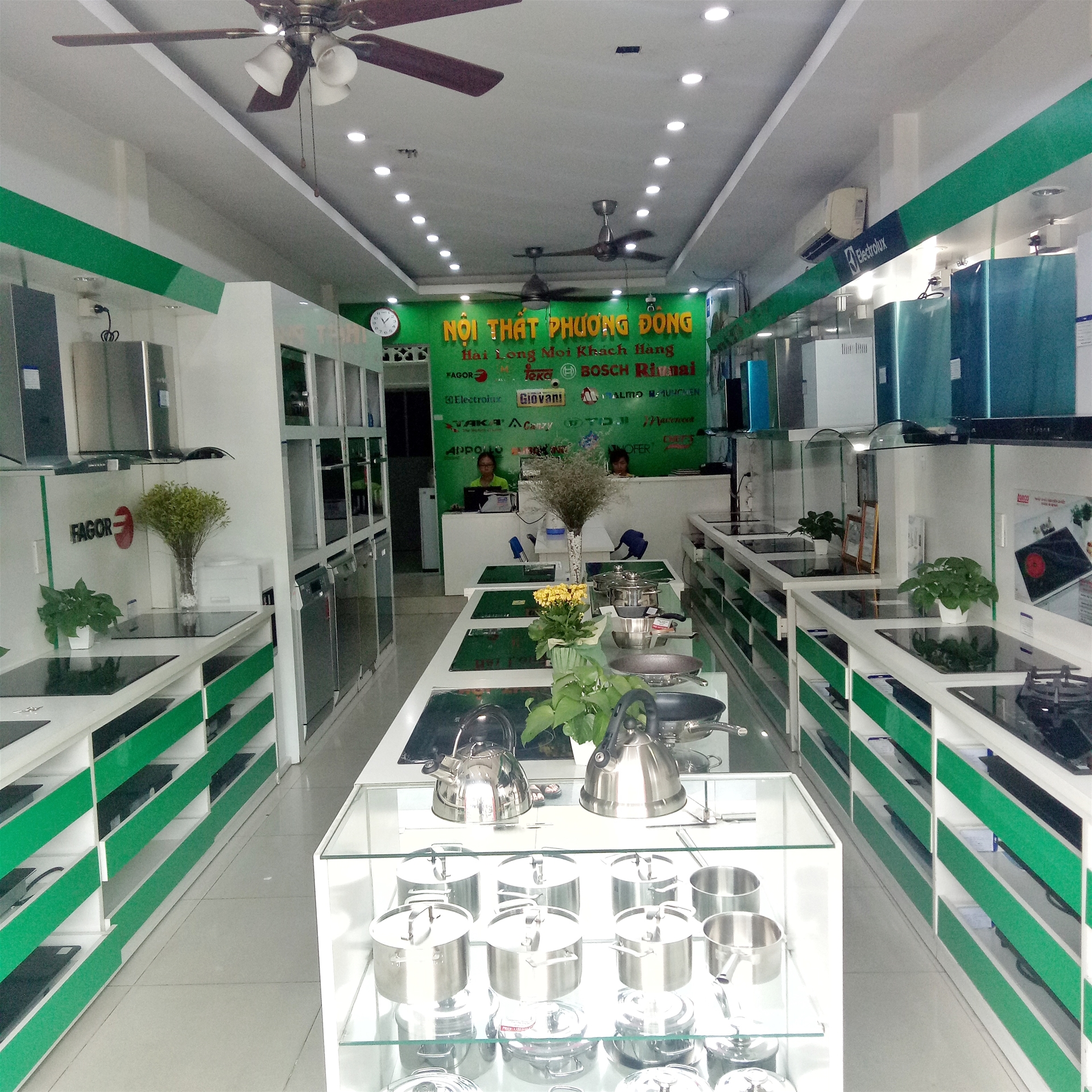 khong-gian-trung-bay-may-rua-bat-tai-bep-phuong-dong-402-hoang-van-thu