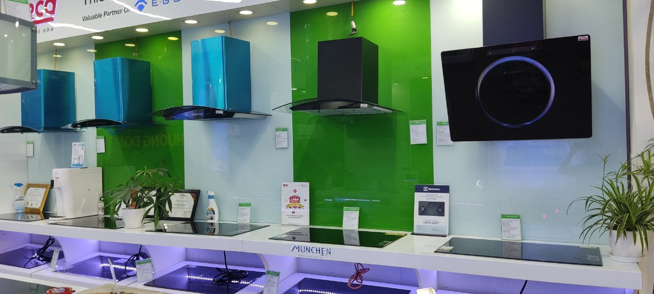 Khu vực trưng bầy máy hút mùi của Nội Thất Phương Đông