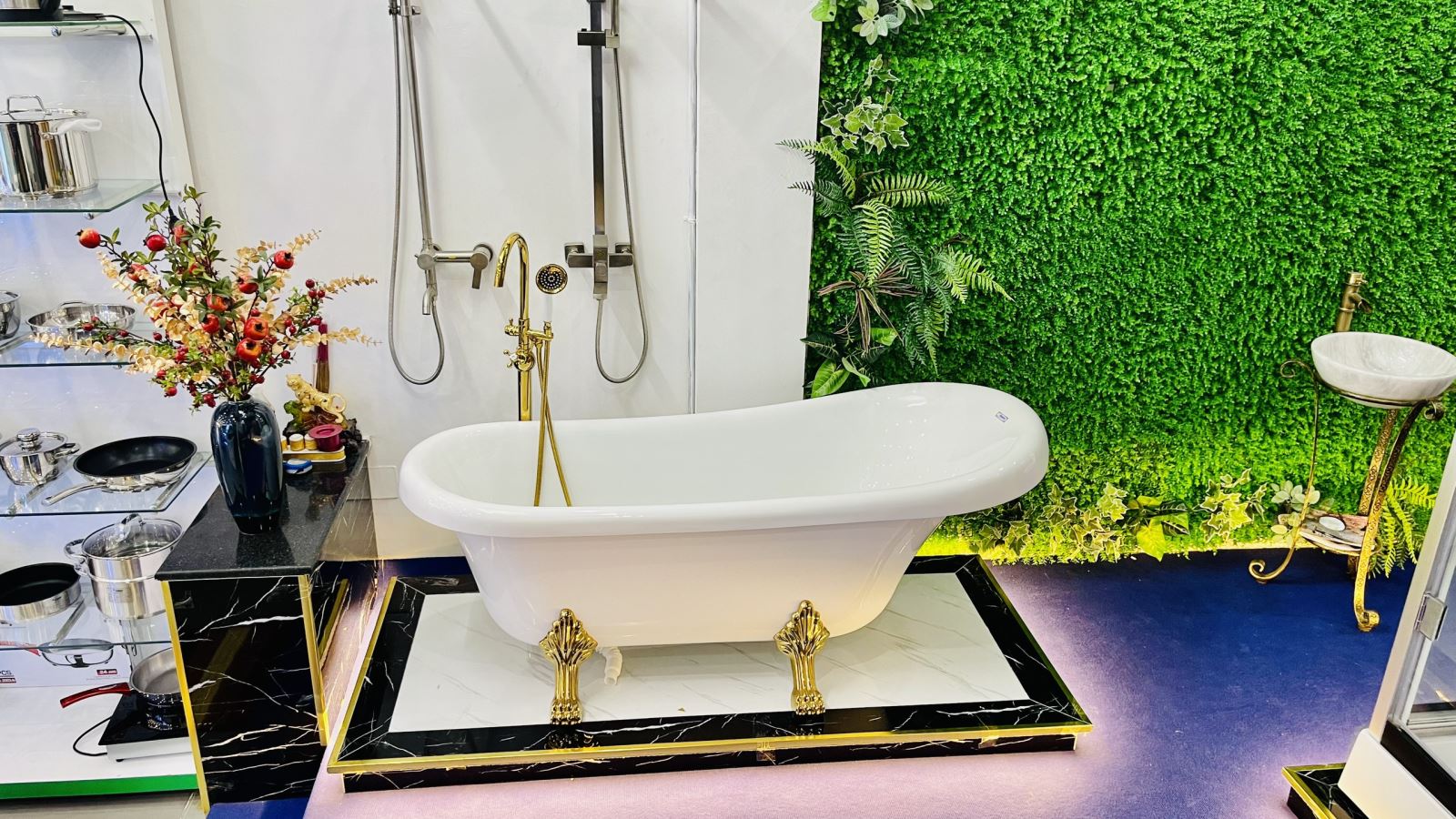 Không gian trưng bày bồn tắm của Nội Thất Phương Đông