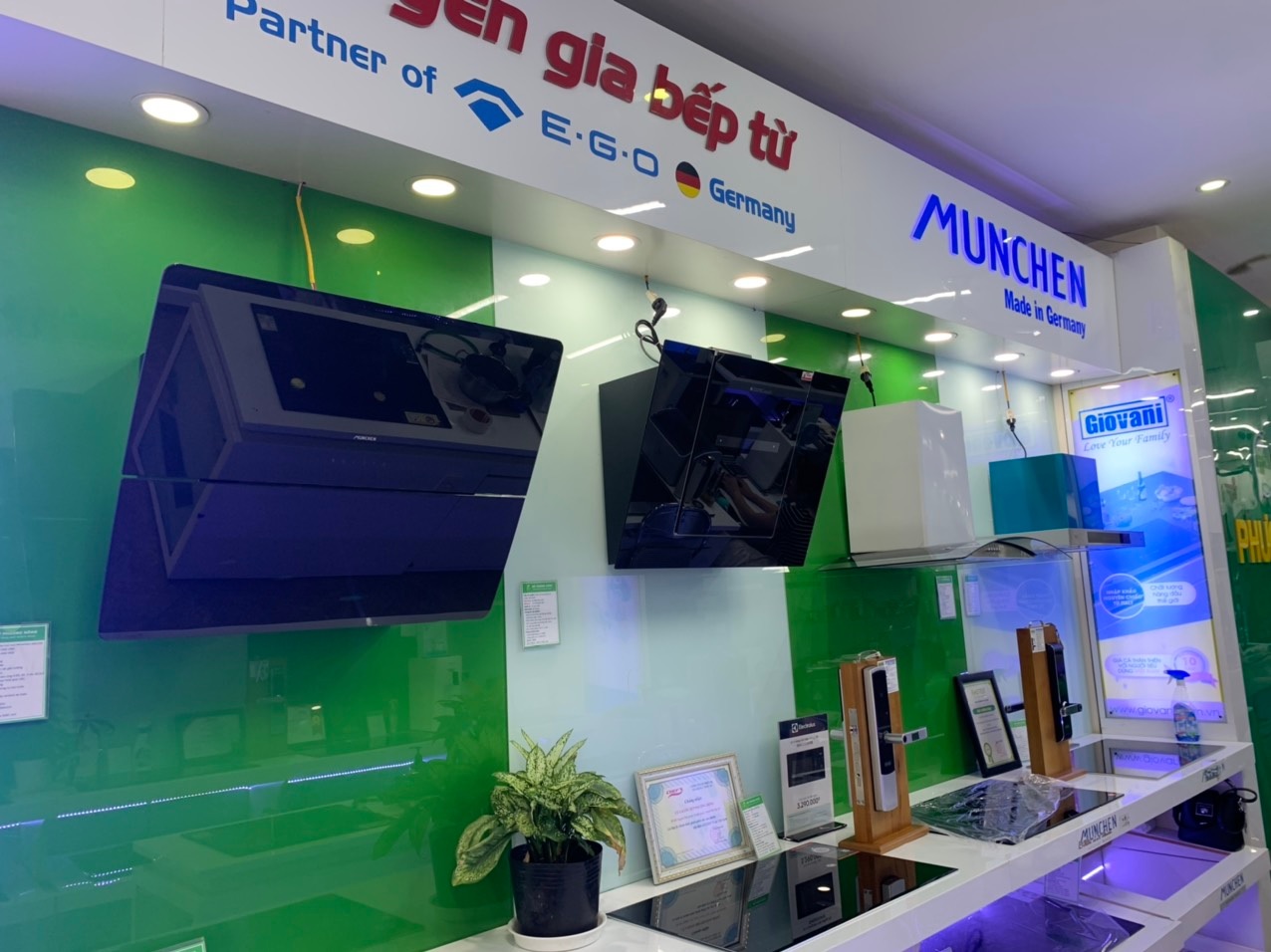 Showroom trưng bày các loại máy hút mùi kính vát, kính cong, kính thẳng