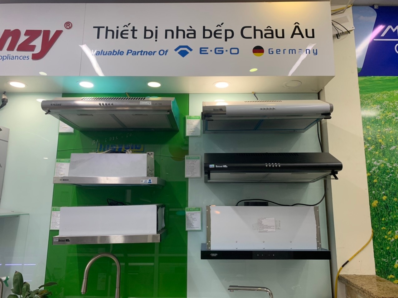 Showroom trưng bày các loại máy hút mùi âm tủ, cổ điển