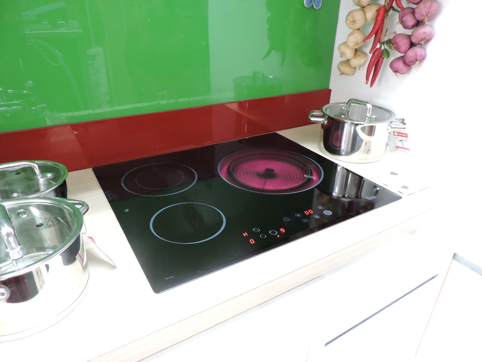 bếp điện từ hoạt động như thế nào