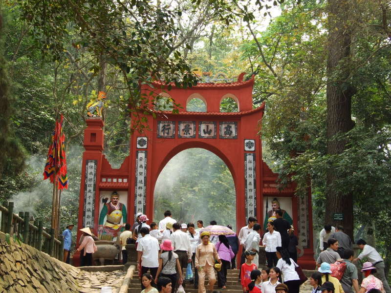 Cổng đền Hùng tại Phú Thọ