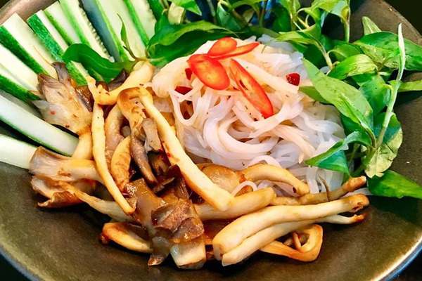 Chọn lựa nguyên liệu tươi ngon làm tô bún trộn chay