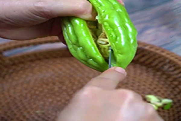  Sơ chế mướp đắng