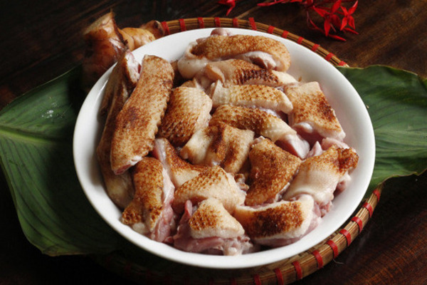 Nướng vàng lớp da bên ngoài của con ngan