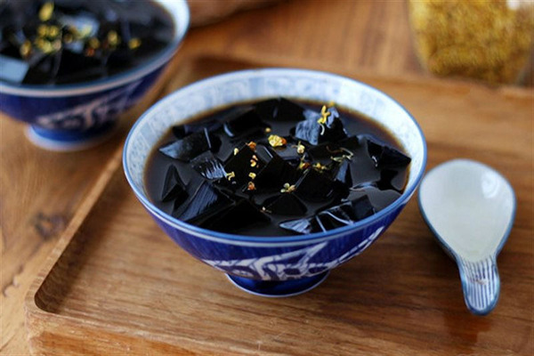  Thạch đen từ bột sương sáo