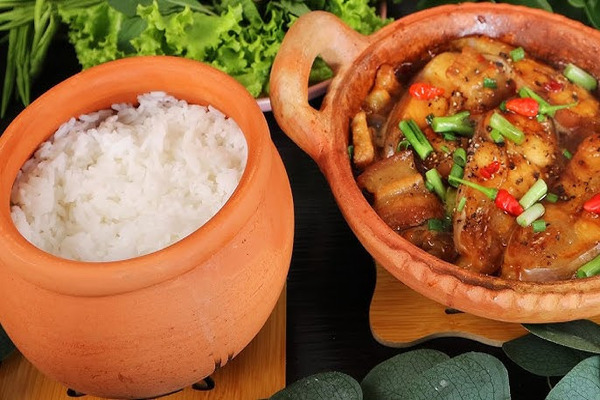 Thưởng thức ngay với niêu cơm nóng sẽ làm tăng thêm gia vị cho món cá kho