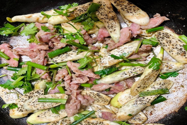 Thịt bò mềm kết hợp với củ niễng bùi thơm tạo nên món ăn hấp dẫn 