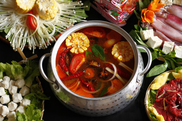 Lẩu Thái cay nhẹ kết hợp cùng với sự ngọt thanh của nước dùng làm bùng nổ hương vị giúp các thành viên trong gia đình vô cùng thích thú