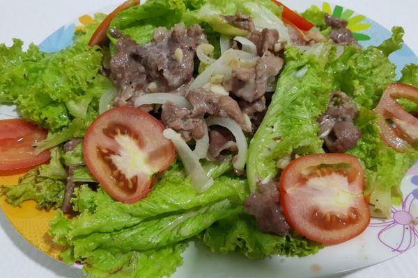 Salad xà lách với thịt bò